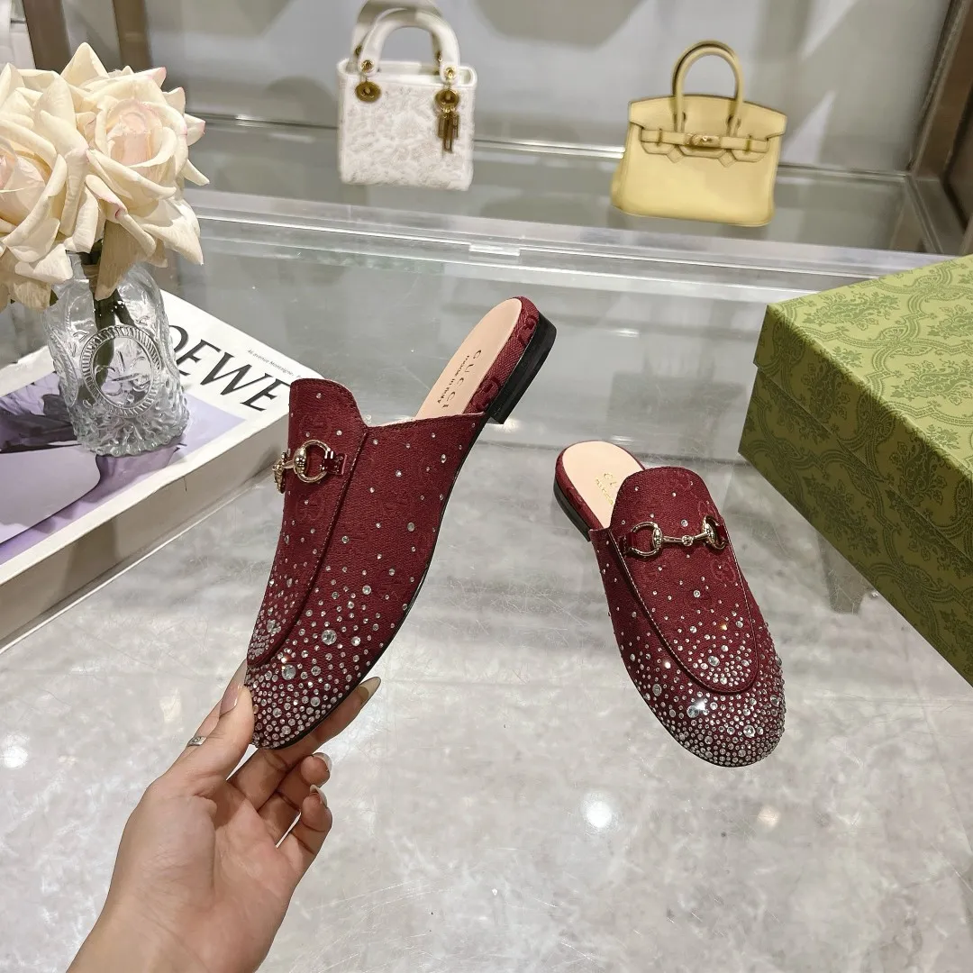 👟👟Ex-factory price 440👟👟 Burgundy G diamond (35-41) (41/42 customized) As an outstanding representative of Gucci’s design heritage, the Jordaan series horsebit loafers vividly highlight the classic elegance. This shoe is made of the brand’s iconic monogram canvas, making it a timeless classic. The material of this shoe is soft, and the silhouette is exquisite and smooth, highlighting daily elegance. Angora red GG canvas Women Light gold tone hardware Horsebit faceted crystal detail Leather sole